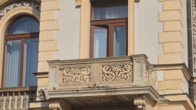 Balkony pardubické radnice jsou zpět, po měsících náročné práce se vrátily na své místo