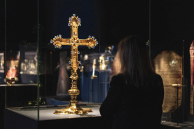 Jízdárna Pražského hradu vystavuje svatovítský poklad doplněný současným uměním