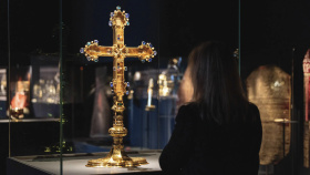 Jízdárna Pražského hradu vystavuje svatovítský poklad doplněný současným uměním