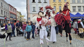 Průvod městem a vztyčení kraslicovníku. V Jindřichově Hradci začaly tradiční velikonoční oslavy