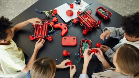 Roboti pomáhali zdobit velikonoční vajíčka žákům. Děti si je samy sestavily a naprogramovaly