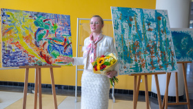 Abstraktní obrazy litevské umělkyně jsou k vidění v Baťově mrakodrapu