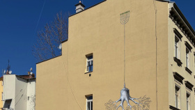Mural známého umělce připomíná Velkou synagogu