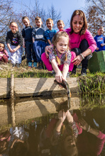 Řeka Bílina opět přivítala nové rybí obyvatele