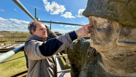 V Kuksu začalo restaurování velké Braunovy sochy bojovníka
