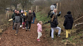 Obyvatelé Bystřan se pustili do výsadby nové ovocné aleje
