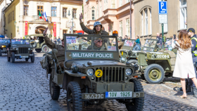 Konvoj svobody projel Prahou a dal se směrem na Plzeň