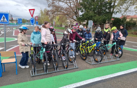 Středočeská města mají nová kola pro dětská dopravní hřiště