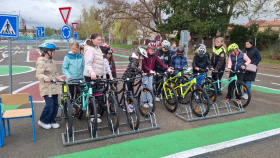 Středočeská města mají nová kola pro dětská dopravní hřiště