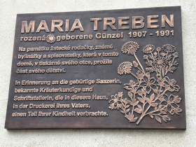 Pamětní deska připomíná průkopnici přírodní medicíny Marii Treben. Přispěla i Nadace ČEZ