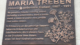 Pamětní deska připomíná průkopnici přírodní medicíny Marii Treben. Přispěla i Nadace ČEZ