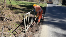 Silničáři dokončují jarní úklid na Šumavě