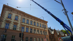 S rekonstrukcí školy v centru města pomáhá mohutný jeřáb