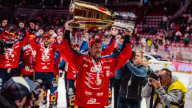 Hokejová extraliga zná vítěze, trofej hráčům přivezla až na ledovou plochu Škoda Enyaq Coupé