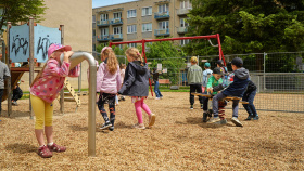 Děti z vnitrobloku pod Červeným kopcem využívají nová hřiště