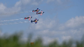 Akrobatky na křídlech letícího letadla. V Hradci Králové se koná Aviatická pouť, potrvá ještě dnes