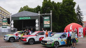 Škoda Auto předala na Zlín Film Festivalu tři automobily organizaci Zdravotní klaun