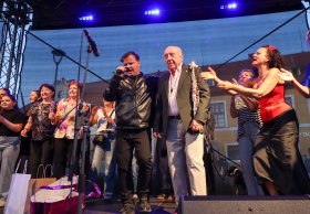 Benefiční koncert „Kdo má rád“ vynesl přes 102 000 korun pro prachatickou nemocnici Kliknutím zvětšíte obrázek