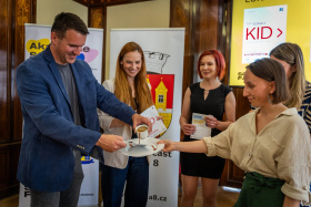 Praha 8 představila Karty KID. Nový nástroj pomůže dětem, rodičům i školám najít pomoc včas Kliknutím zvětšíte obrázek