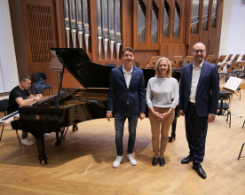 Komorní filharmonie Pardubice přivítala nový koncertní klavír světové úrovně Kliknutím zvětšíte obrázek