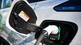 Elektromobily mohou dál jezdit na českých dálnicích bez poplatků