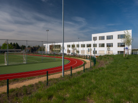Kolovraty mají novou školu: Chytré učebny, dvě tělocvičny i atrium pro děti Kliknutím zvětšíte obrázek