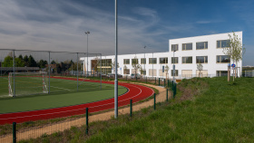 Kolovraty mají novou školu: Chytré učebny, dvě tělocvičny i atrium pro děti