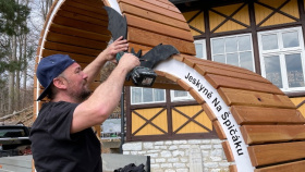 K Jeskyni Na Špičáku vede naučná stezka, v podzemí zahraje arménský duduk
