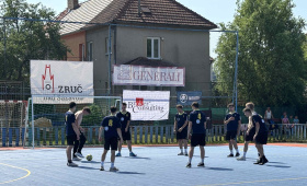 Nadace ČEZ přispěla na nový povrch hřiště ve Zruči nad Sázavou Kliknutím zvětšíte obrázek