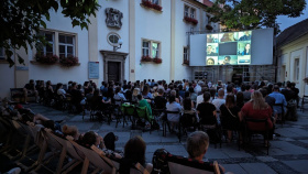 Letní kino na nádvoří radnice zve k návštěvě