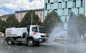 Kropicí vozy,  mlžítka a pítka alespoň trochu zmírňují žár na městských komunikacích