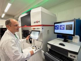 Umělý kloub na míru, který zároveň léčí. Čeští vědci testují implantát tištěný na 3D kovové tiskárně Kliknutím zvětšíte obrázek