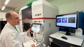 Umělý kloub na míru, který zároveň léčí. Čeští vědci testují implantát tištěný na 3D kovové tiskárně