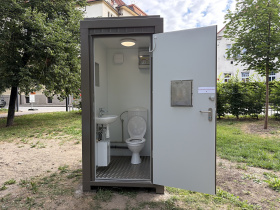 Město reaguje na podněty občanů a u dětských hřištích přibyly toalety Kliknutím zvětšíte obrázek