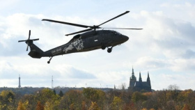 Česko vyslalo na jih Francie další vrtulník Black Hawk, má pomoct s hašením požárů Kliknutím zvětšíte obrázek