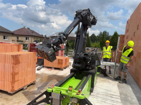 Na stavbě nové výjezdové základny záchranářů v Humpolci začal zdít robot Kliknutím zvětšíte obrázek