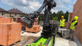 Na stavbě nové výjezdové základny záchranářů v Humpolci začal zdít robot