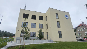 Liberecký kraj otevřel novou základnu pro ZZS v Jablonci nad Nisou. Po téměř padesáti letech opouštějí záchranáři areál nemocnice
