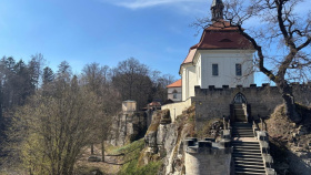 Na hradě Valdštejn se během léta konají netradiční prohlídky, průvodci jsou dobové postavy