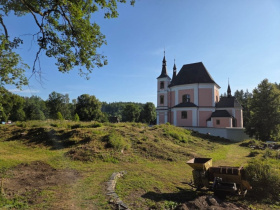 Poutníci ve Staré Vodě u Libavé vybrali na benefičním koncertu peníze na opravu stropu kostela Kliknutím zvětšíte obrázek