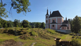 Poutníci ve Staré Vodě u Libavé vybrali na benefičním koncertu peníze na opravu stropu kostela