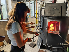 Sklář může být levák, při práci se ale musí přeučit na praváka Kliknutím zvětšíte obrázek