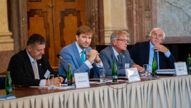Senát otevřel debatu o významu reorganizace agendy závislostí, její přesun nesmí ohrozit dostupnost služeb