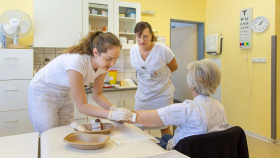 První letošní studenti medicíny absolvovali stáže v projektu Praktikem na zkoušku