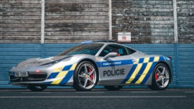 Policie a BESIP kontrolovaly na Červenohorském sedle motorkáře, v akci bylo i policejní ferrari
