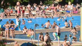 Místo přírodních koupališť raději ta městská. Lidé v Karlových Varech hojně využívají i kryté bazény