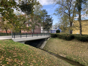 Provizorní most u Kapitána Bartoše prošel zatěžovací zkouškou. V září se na něj vrátí vozidla Kliknutím zvětšíte obrázek
