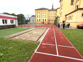 V krušnohorských Vejprtech obnovili školní Oranžové hřiště Kliknutím zvětšíte obrázek