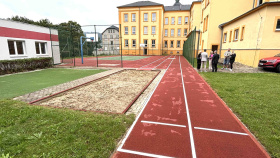 V krušnohorských Vejprtech obnovili školní Oranžové hřiště