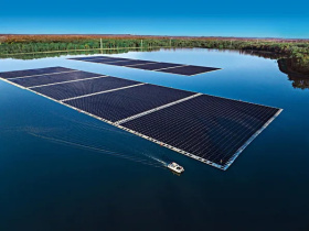 Největší plovoucí fotovoltaická elektrárna v ČR vzniká v areálu dolu Centrum
